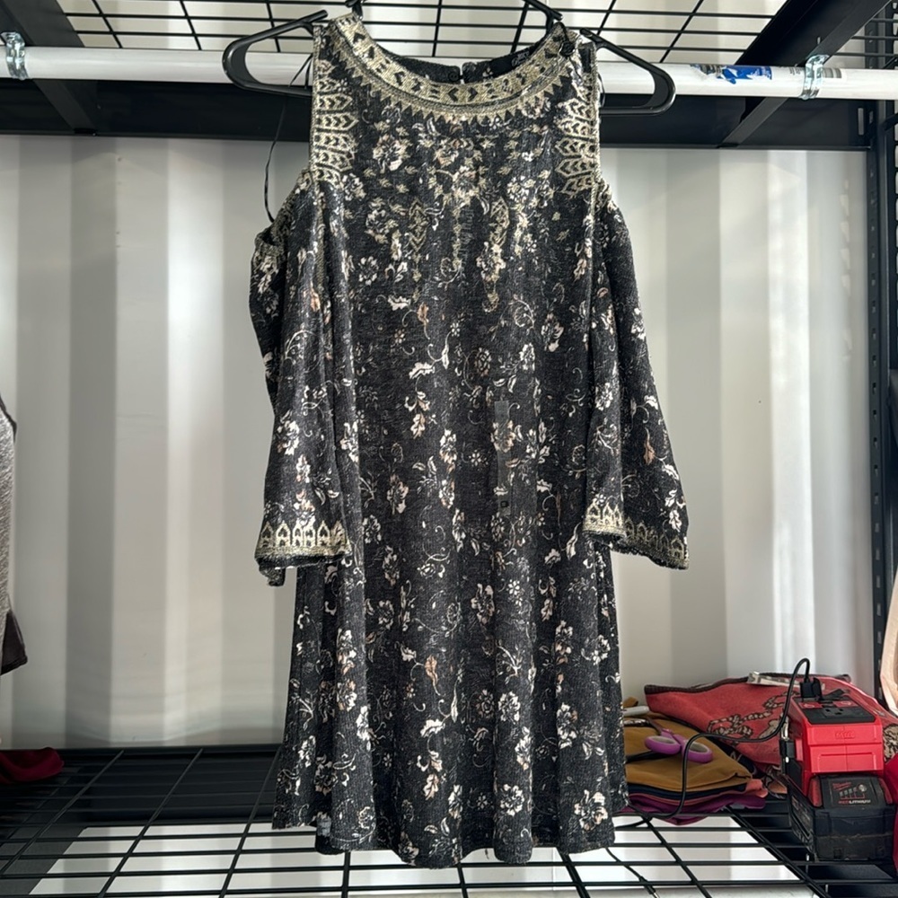 Bke boutique. Cold shoulder top